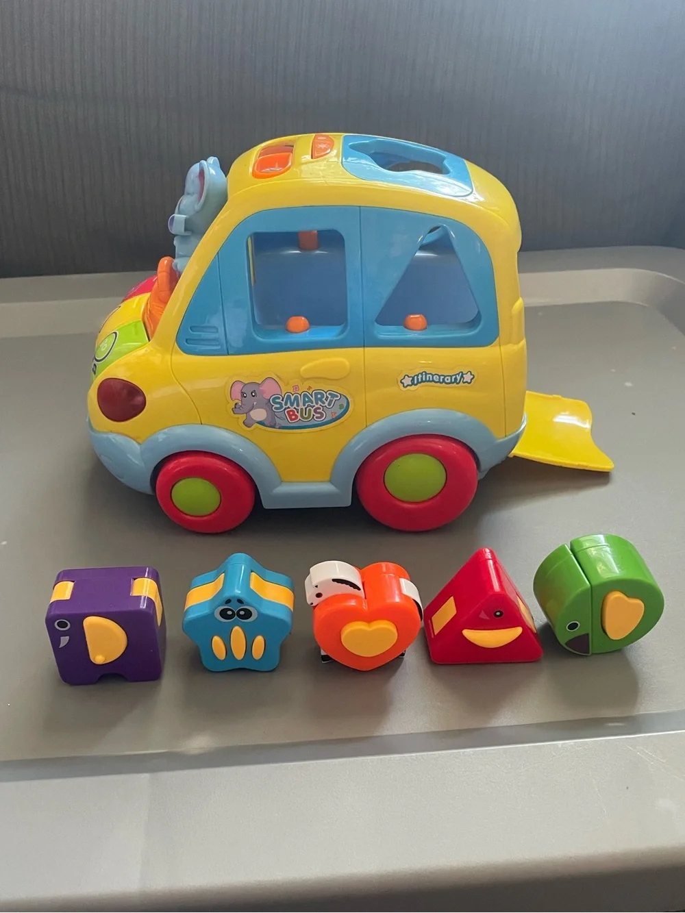 Huile Toys Smart Bus Shape-Sorting Toy 5 Colorful Animal Blocks Moves Musical